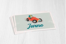 Jongen in racewagen